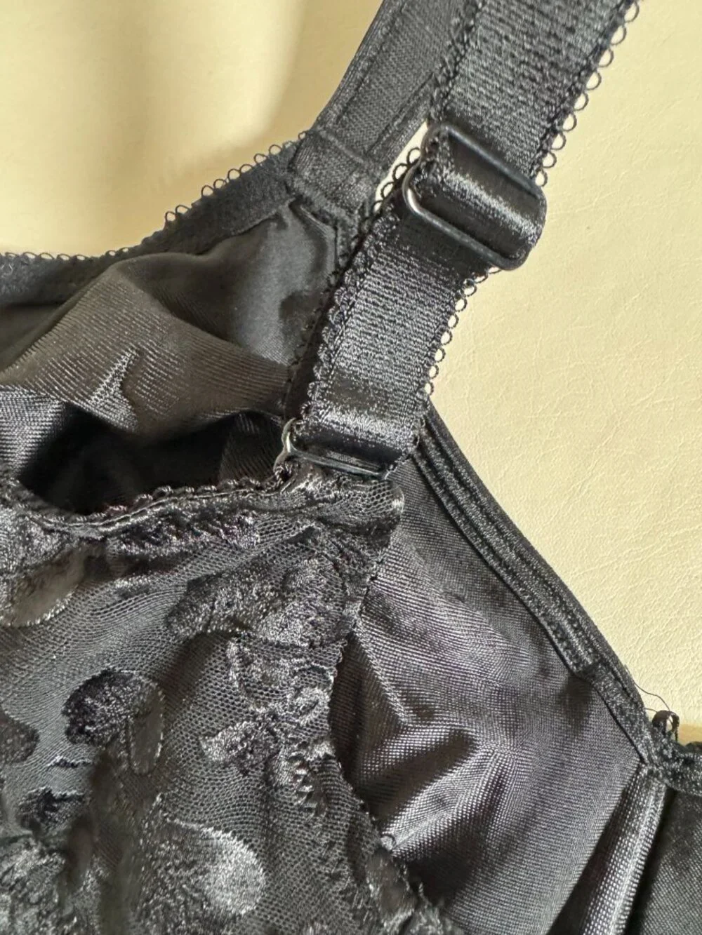 Wacoal Womens Underwire Bra Black Floral size 40D Unlined